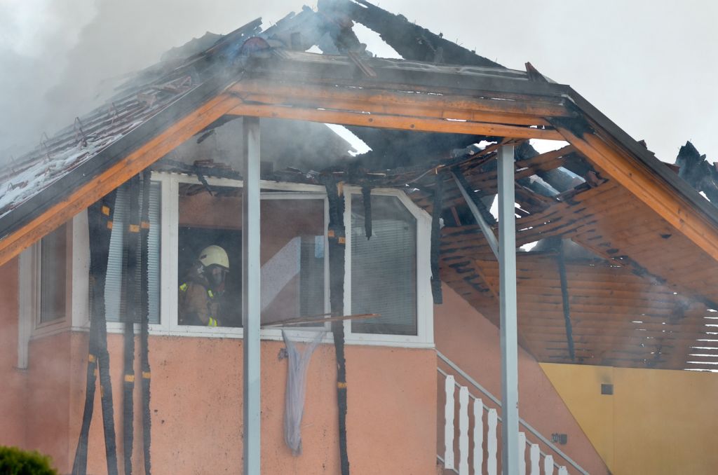 FOTO: Požar je Jaukovim že drugič uničil hišo