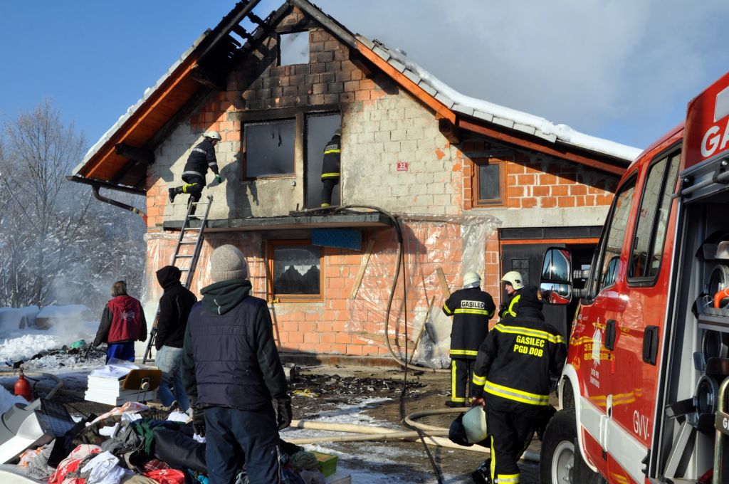 FOTO: Ognjeni zublji so zajeli hišo