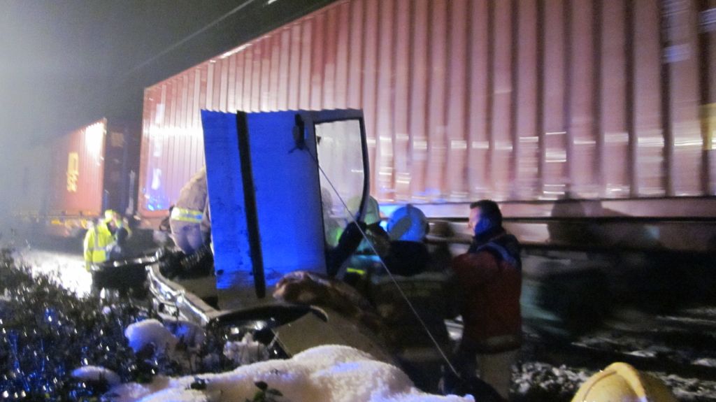 FOTO: Avto prevrnilo na tirih, policija ustavila vlak