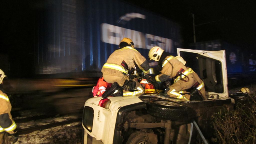 FOTO: Trčila tovorno in osebno vozilo, ena oseba huje poškodovana