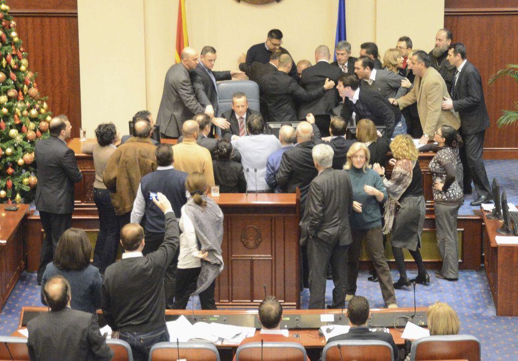 FOTO: Pretep med vladajočo večino in opozicijo v parlamentu