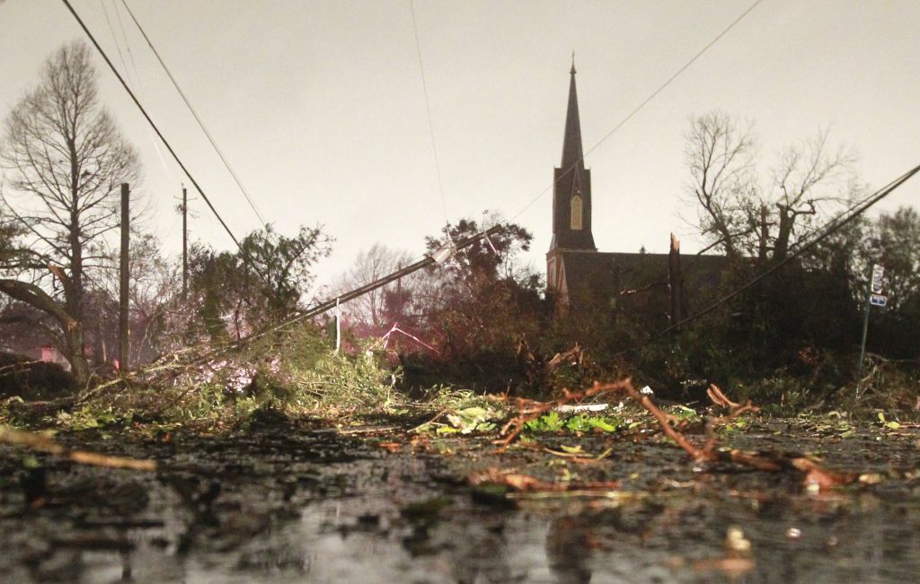 FOTO: Neurje, toča, tornado in nalivi povzročili razdejanje