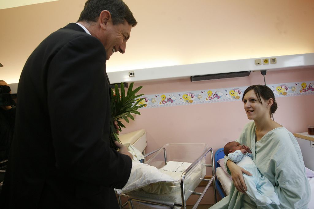  FOTO: Po novoletnem rajanju Pahor v porodnišnico