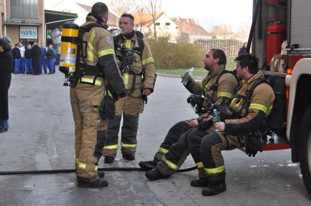 FOTO: Ogenj zajel tovarno v Slovenskih Konjicah