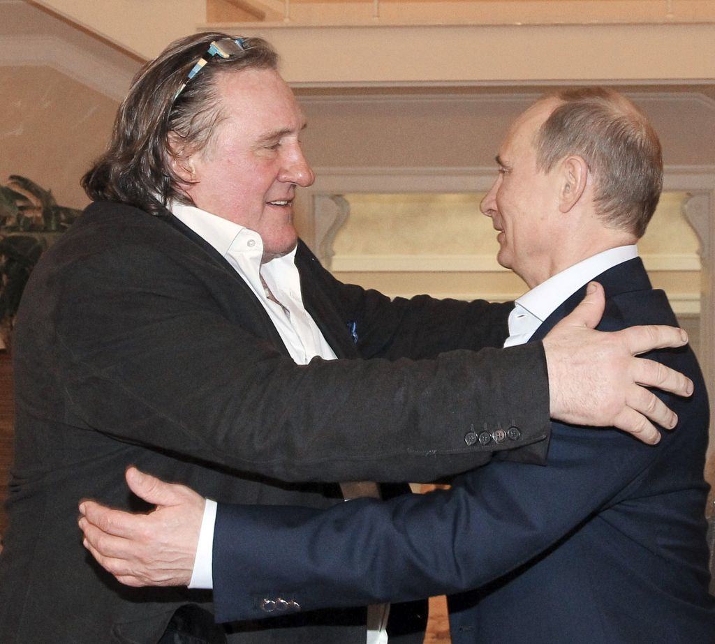 FOTO: Putin objel Depardieuja in mu dal potni list