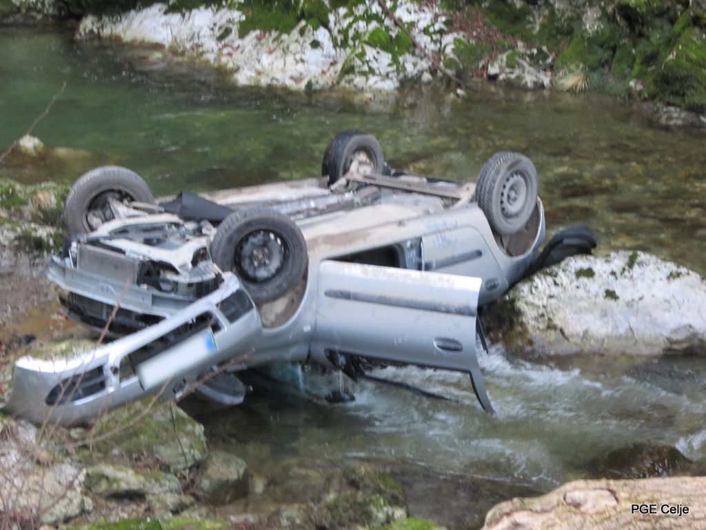 Voznica z avtom v potok, hudo je poškodovana