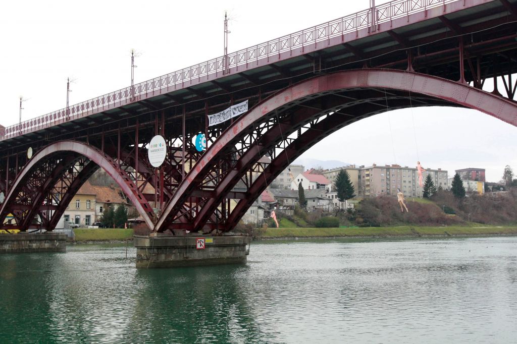 FOTO: Z mariborskega mostu visijo Auer, Kancler, Bahova in Simonič Steinerjeva