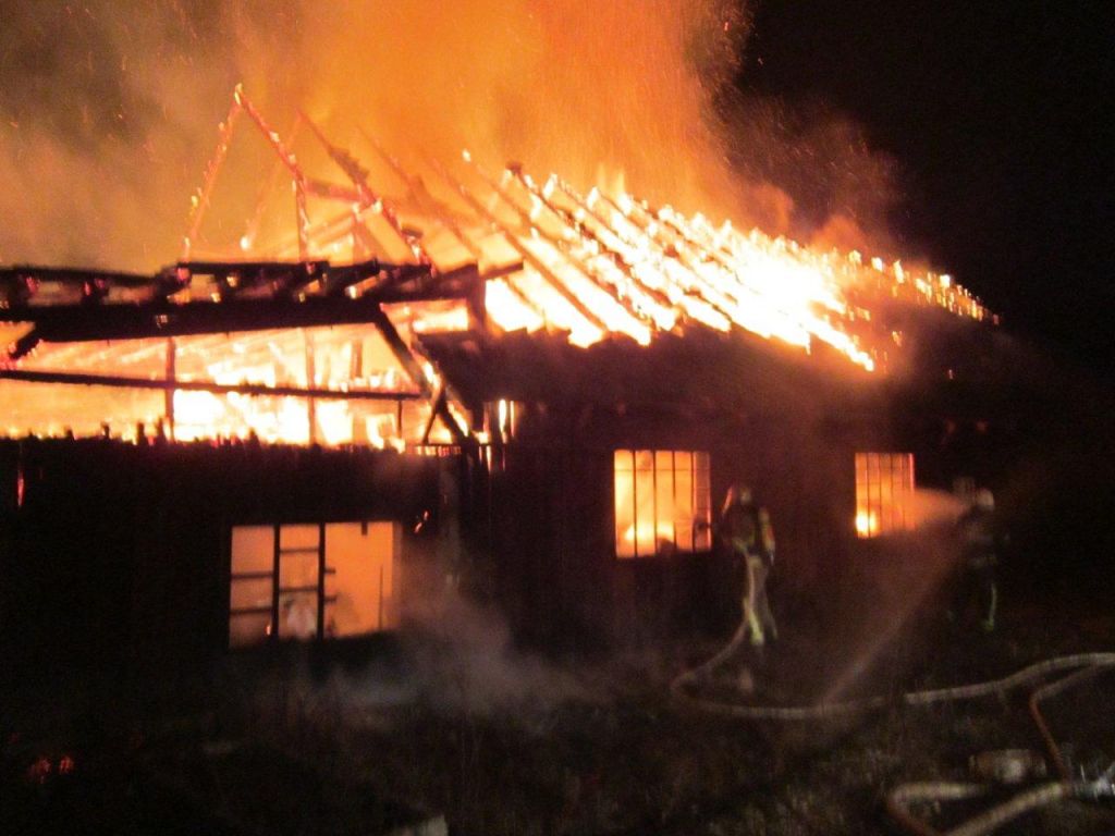 Požar uničil streho in štiri stanovanja