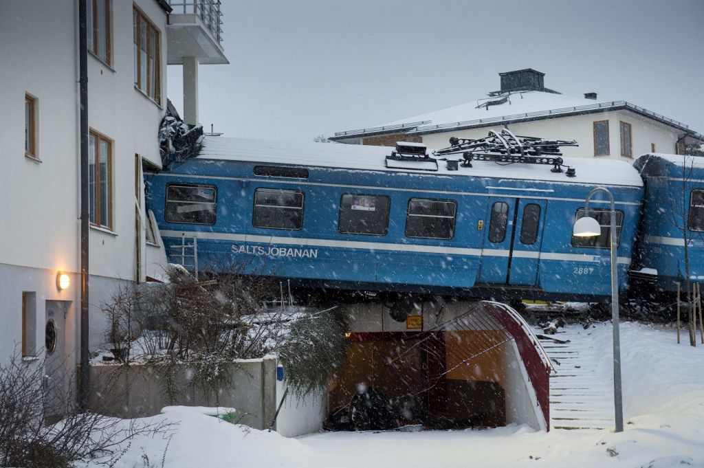 FOTO: Čistilka ukradla vlak in z njim trčila v hišo