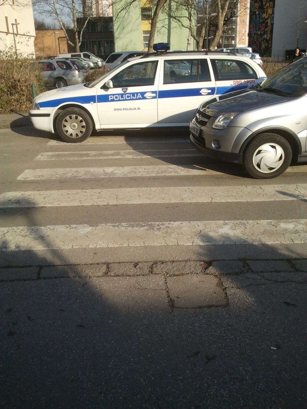 Po domače: policisti parkirajo sredi prehoda za pešce