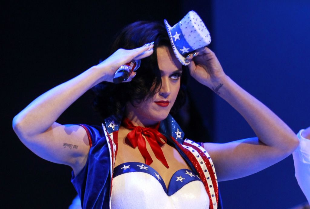Katy Perry bo ob petju oblikovala še oblačila