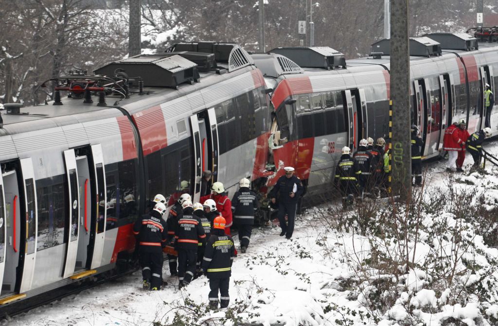 FOTO: Jutranji šok: trčila polno zasedena vlaka