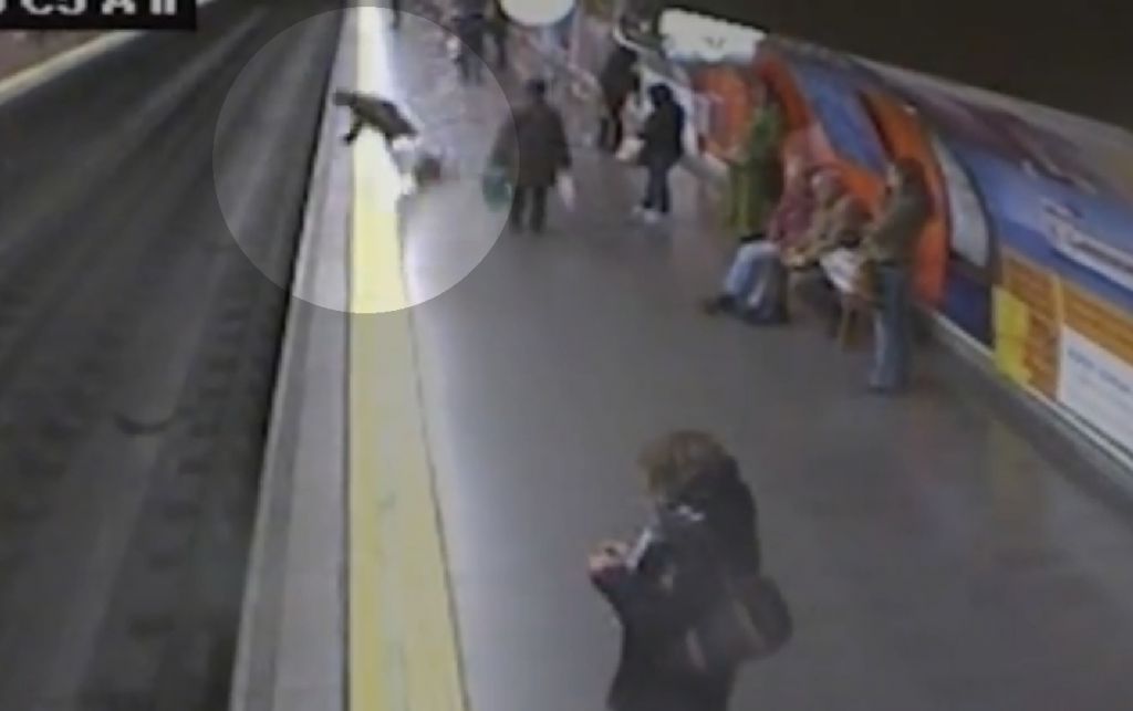 VIDEO: Pogumni policist jo je rešil pred gotovo smrtjo