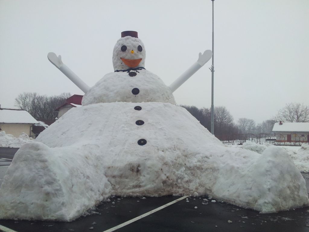 FOTO: Na parkirišču kraljuje šestmetrski snežak