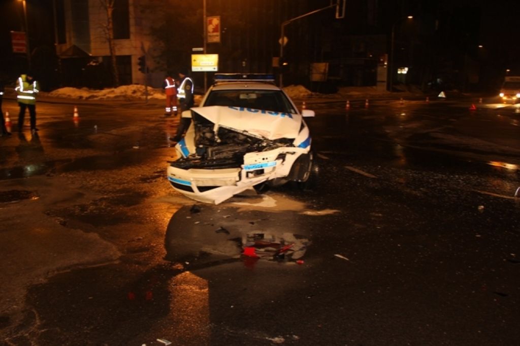 FOTO: Pijan voznik začetnik poškodoval dva policista