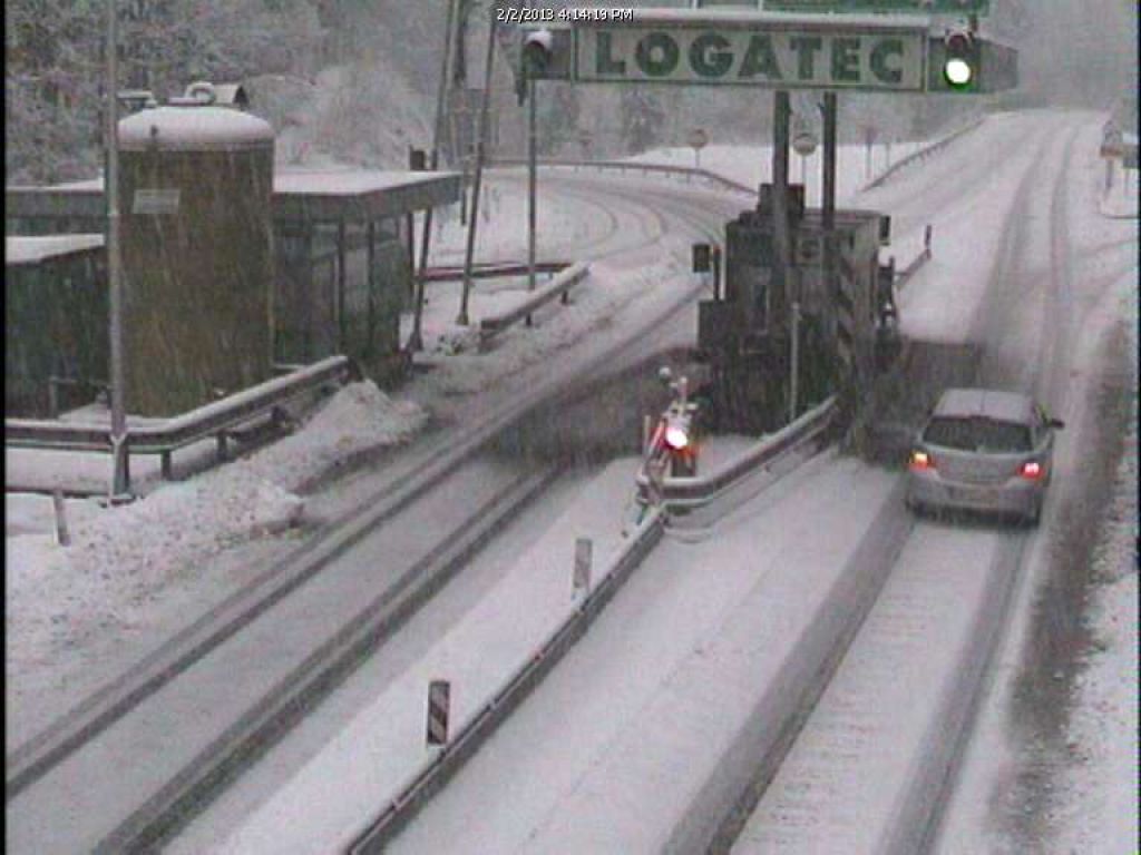  Sneg že povzroča preglavice, na primorki izločajo tovornjake