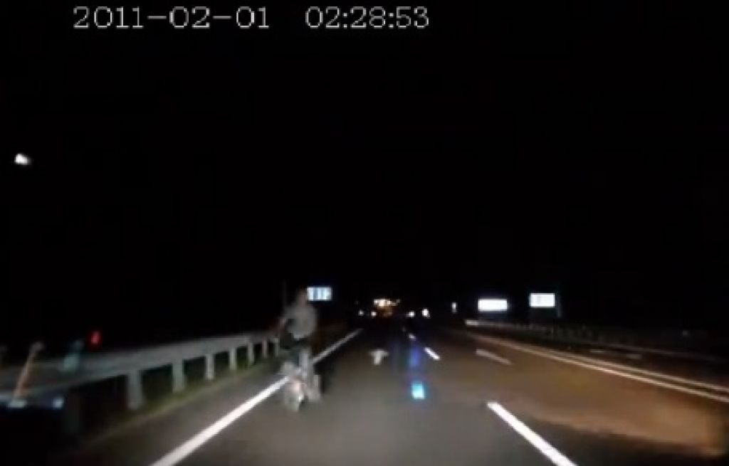 VIDEO: Samomorilno: s kolesom po avtocesti v nasprotno smer