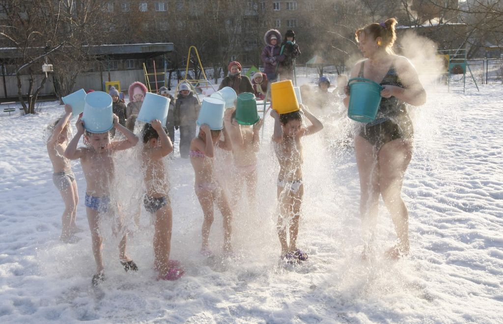 Vrtec po rusko: otroci se na snegu polivajo z mrzlo vodo