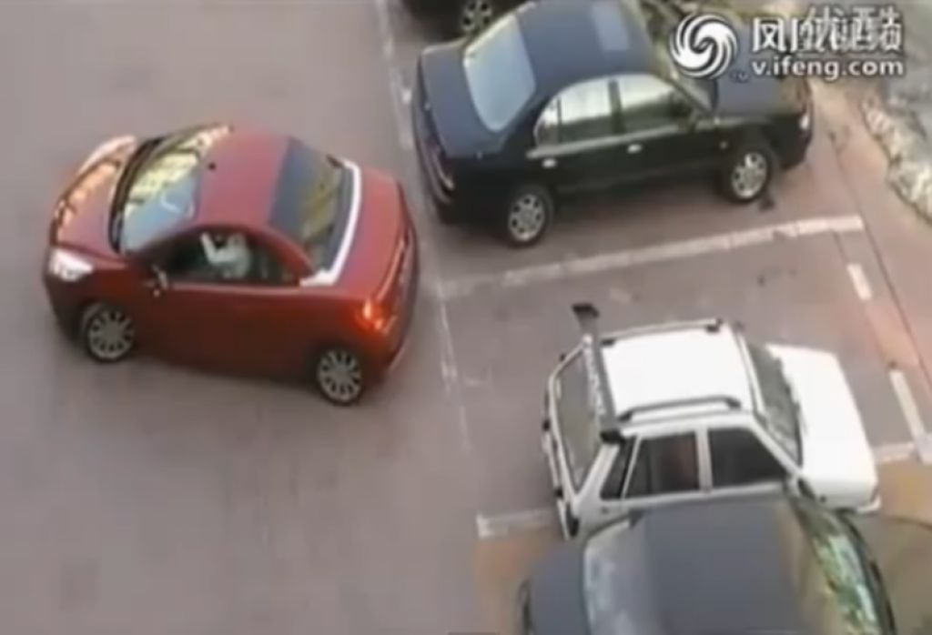 VIDEO: Parkiranje po žensko