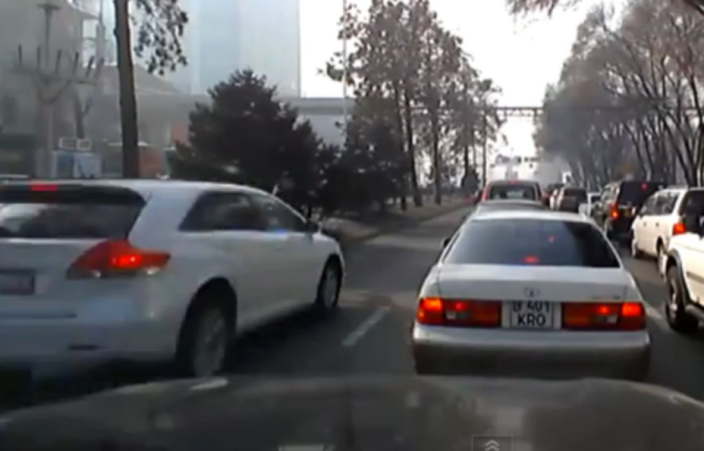 VIDEO: Priletel ravno pred avtomobil