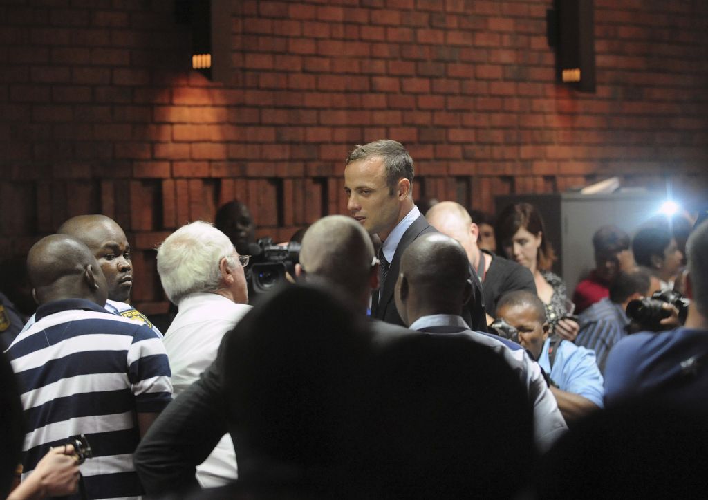 FOTO: Pistorius joče na sodišču, Reevo so pokopali