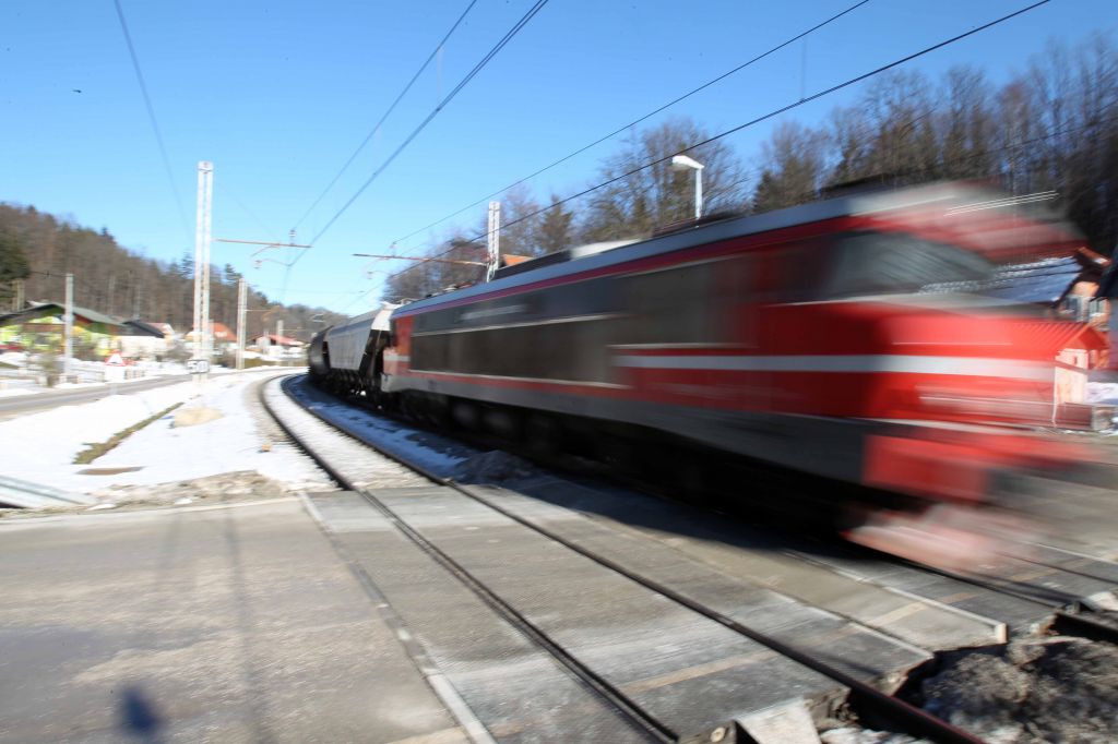 FOTO: Potniški vlak zmečkal zadnji del avtomobila