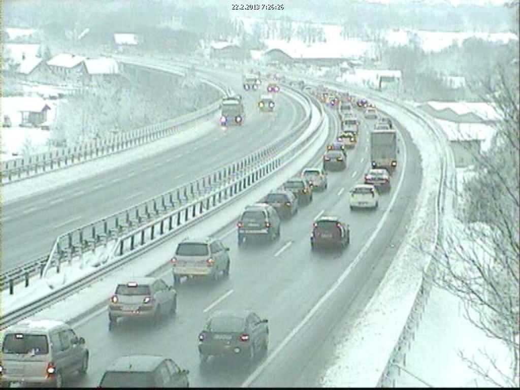 Na cestah pravi kaos, v snegu obtičalo več vozil