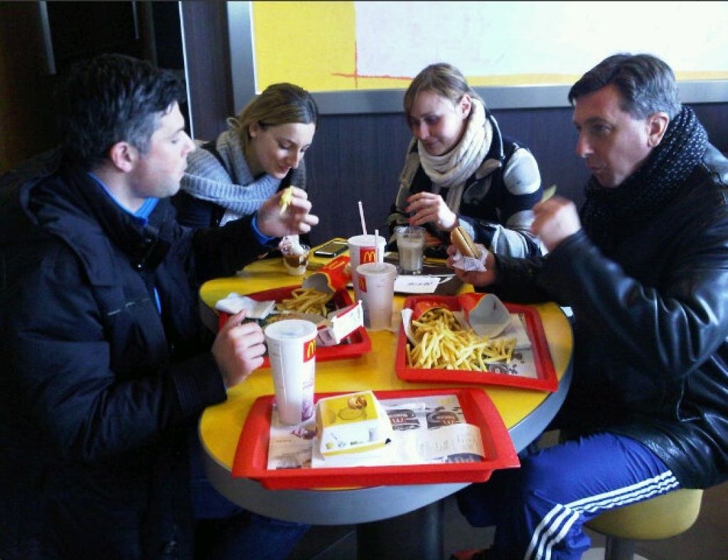 FOTO: Pahor v vlogi terapevta, po »šihtu« pa na hamburger