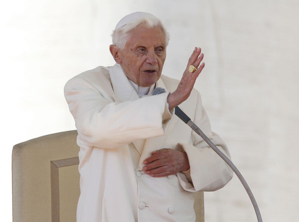 Oblačilo za novega papeža že šivajo