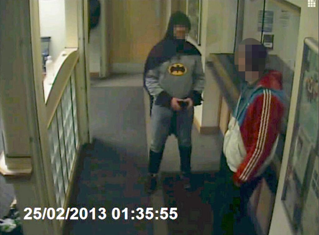 Moški, oblečen v Batmana, policistom predal vlomilca in izginil