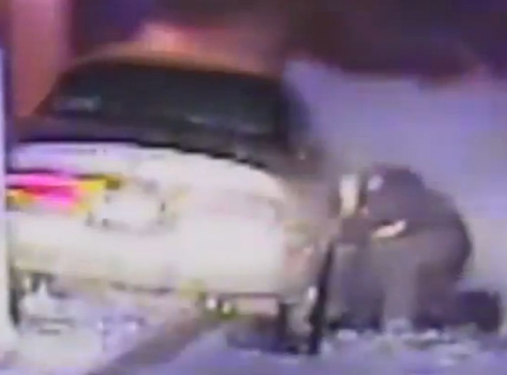 VIDEO: Iz gorečega avtomobila rešil 18-letnika