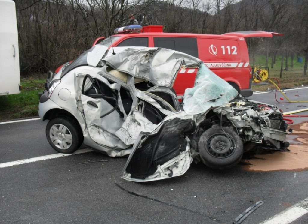 FOTO: Avto popolnoma uničen, 19-letnik umrl