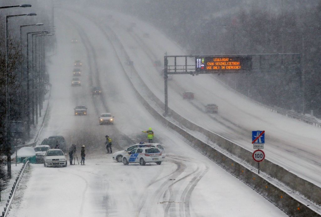 FOTO: Madžari zaradi močnega sneženja zaprli avtoceste