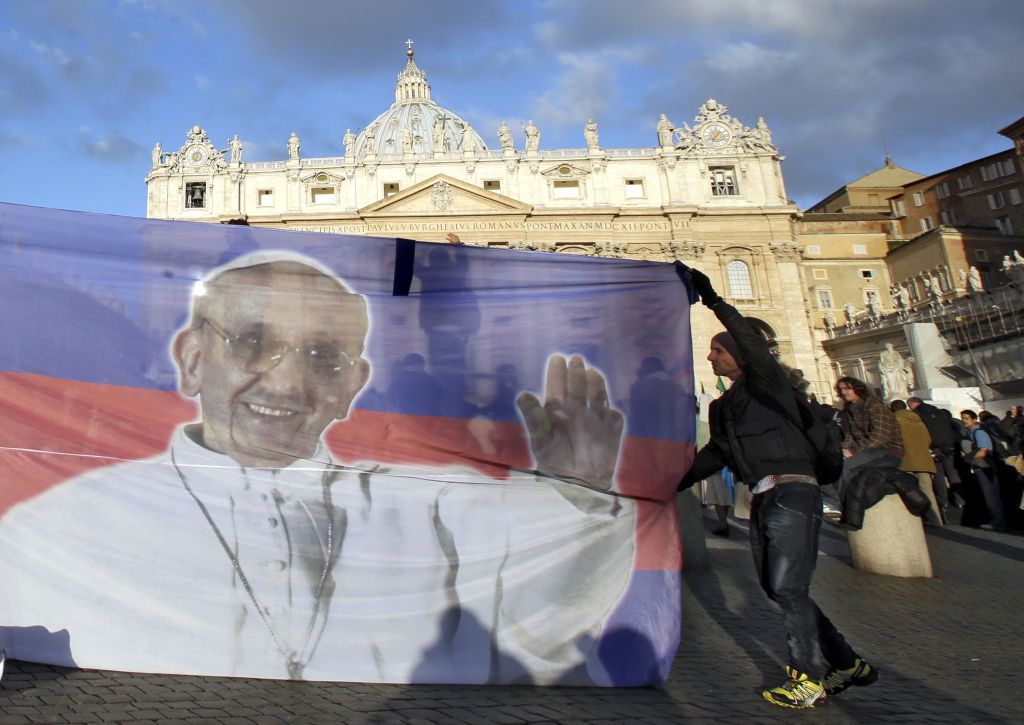 FOTO: Papež med vernike s papamobilom