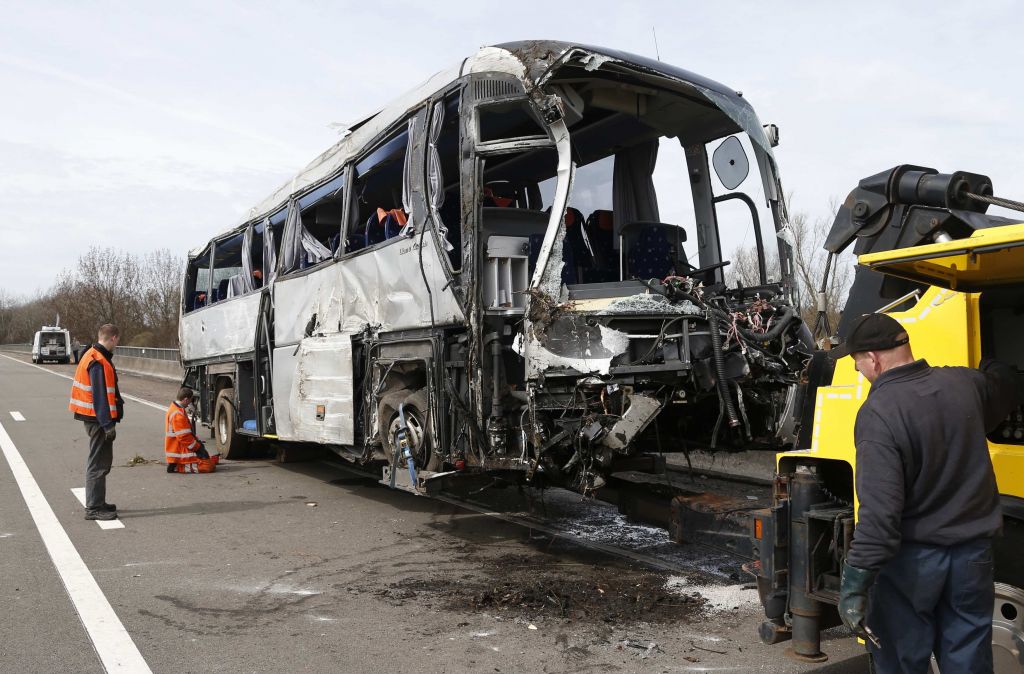 V nesreči avtobusa umrlo pet ljudi