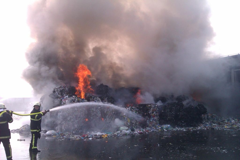 FOTO: Kar 85 gasilcev krotilo hud požar v Lenartu