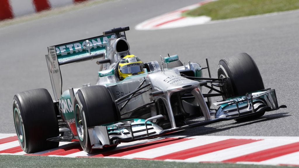 Mercedes in Pirelli na zatožni klopi
