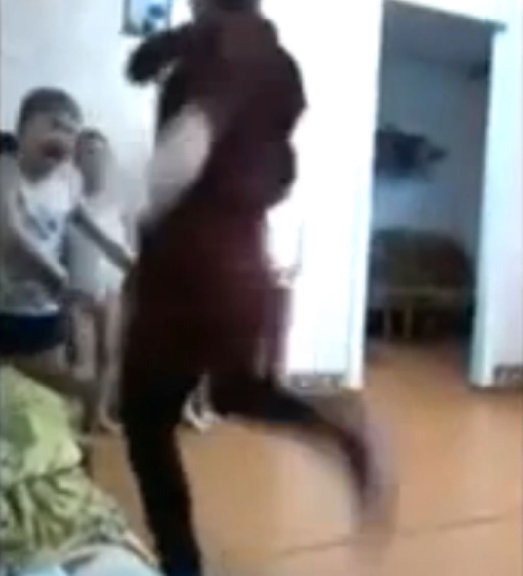 VIDEO: Javnost šokirana: vzgojiteljica fantke pretepala in v tem uživala