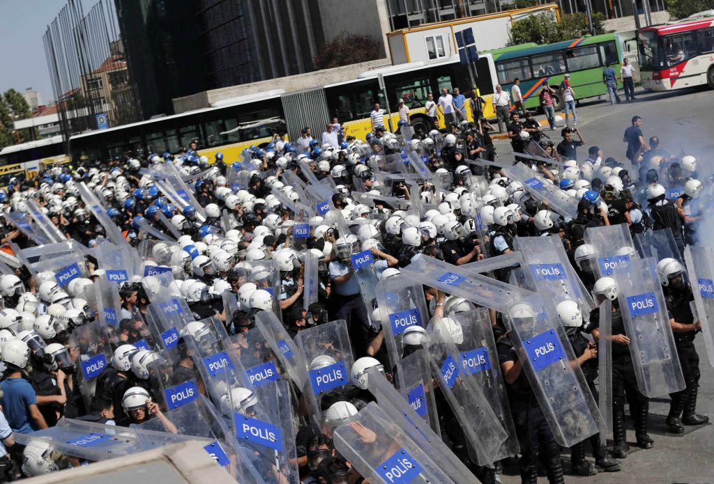 FOTO: Priznanje: Ekstremno ravnanje policije z demonstranti