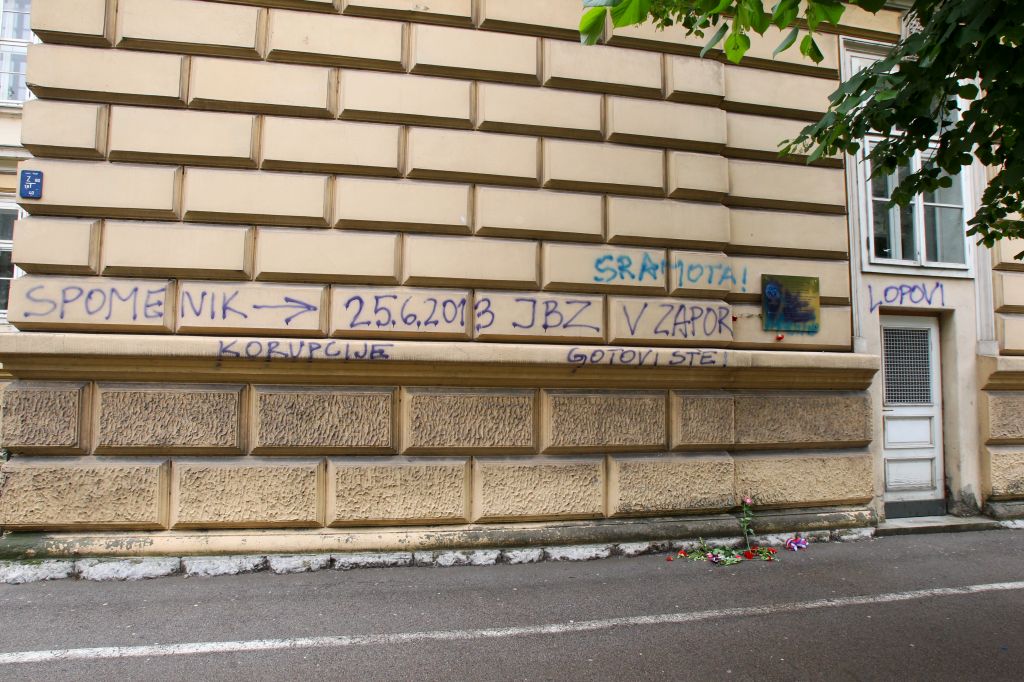 FOTO: Grafiti: to si ljudje mislijo o sistemu in politiki