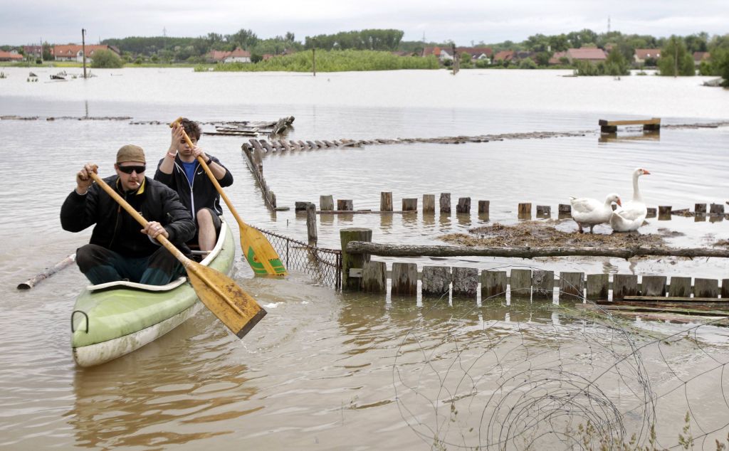 FOTO: Stanje na poplavljenih območjih še vedno dramatično