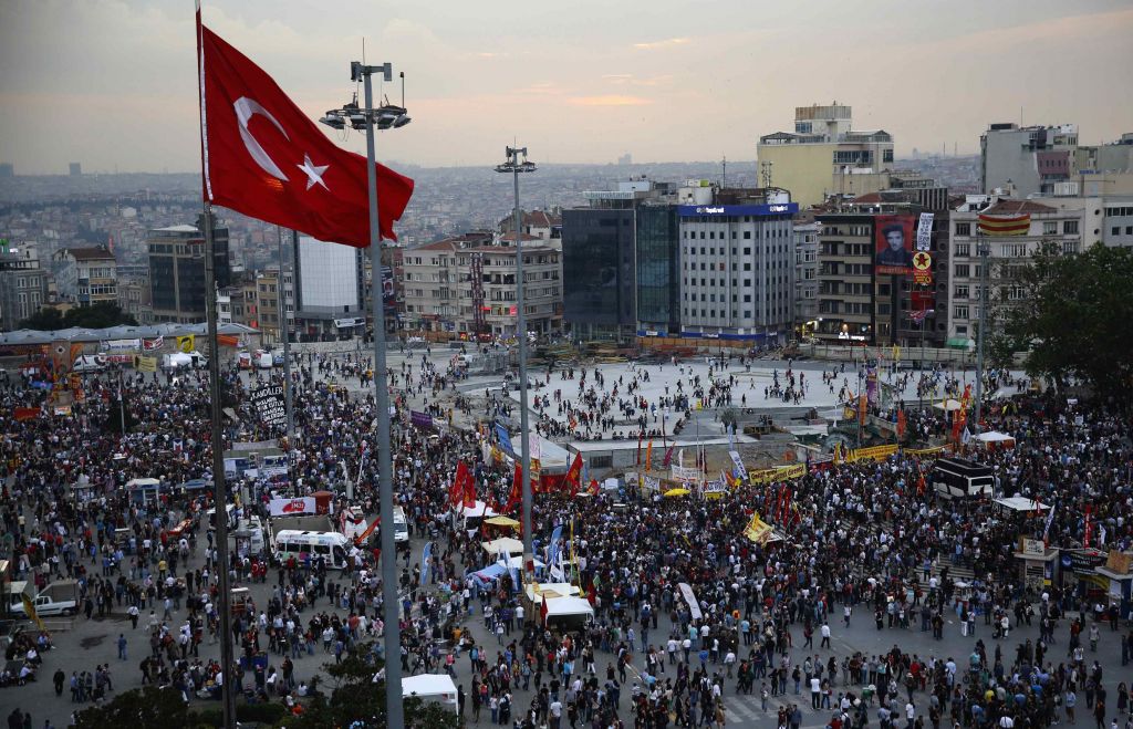 FOTO: Erdogan se bori proti raku, Turki znova na ulicah