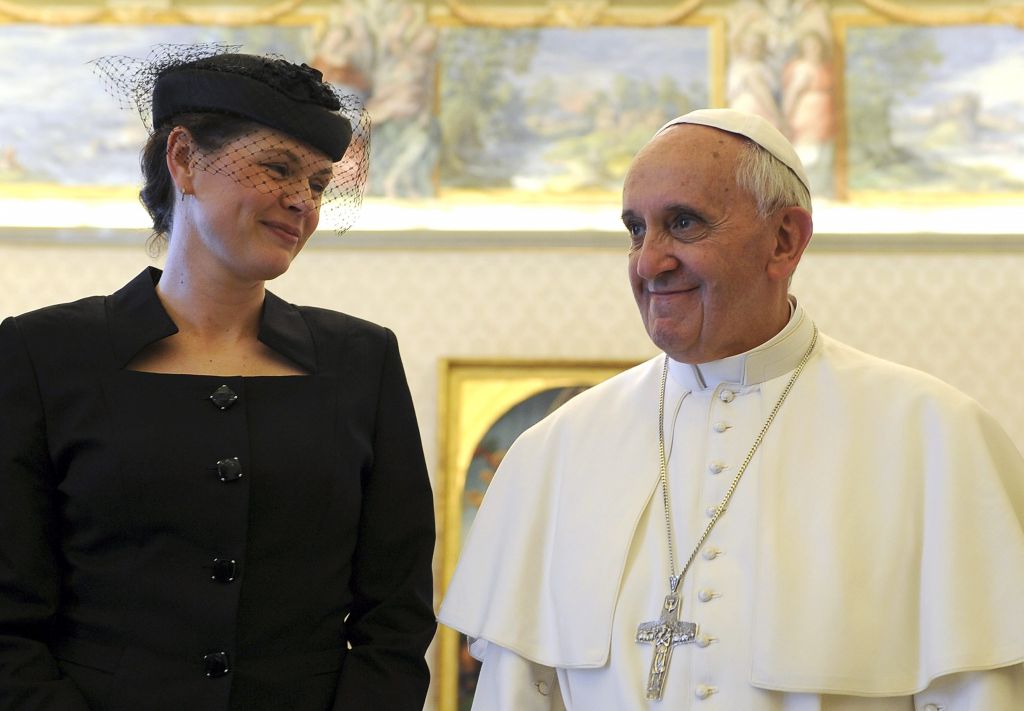 FOTO: Elegantna premierka vabi papeža v Slovenijo