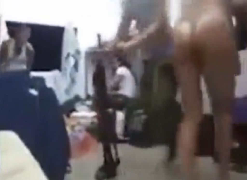 VIDEO: Vojakinje kazale ritke in plesale striptiz