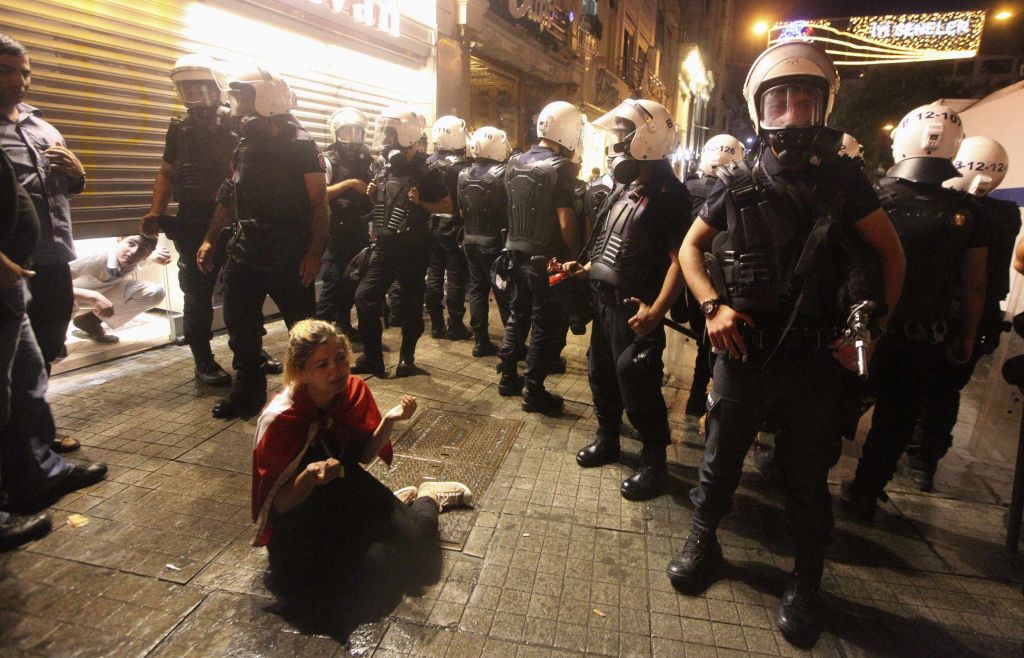 FOTO: Policija s solzivcem in topovi nad protestnike