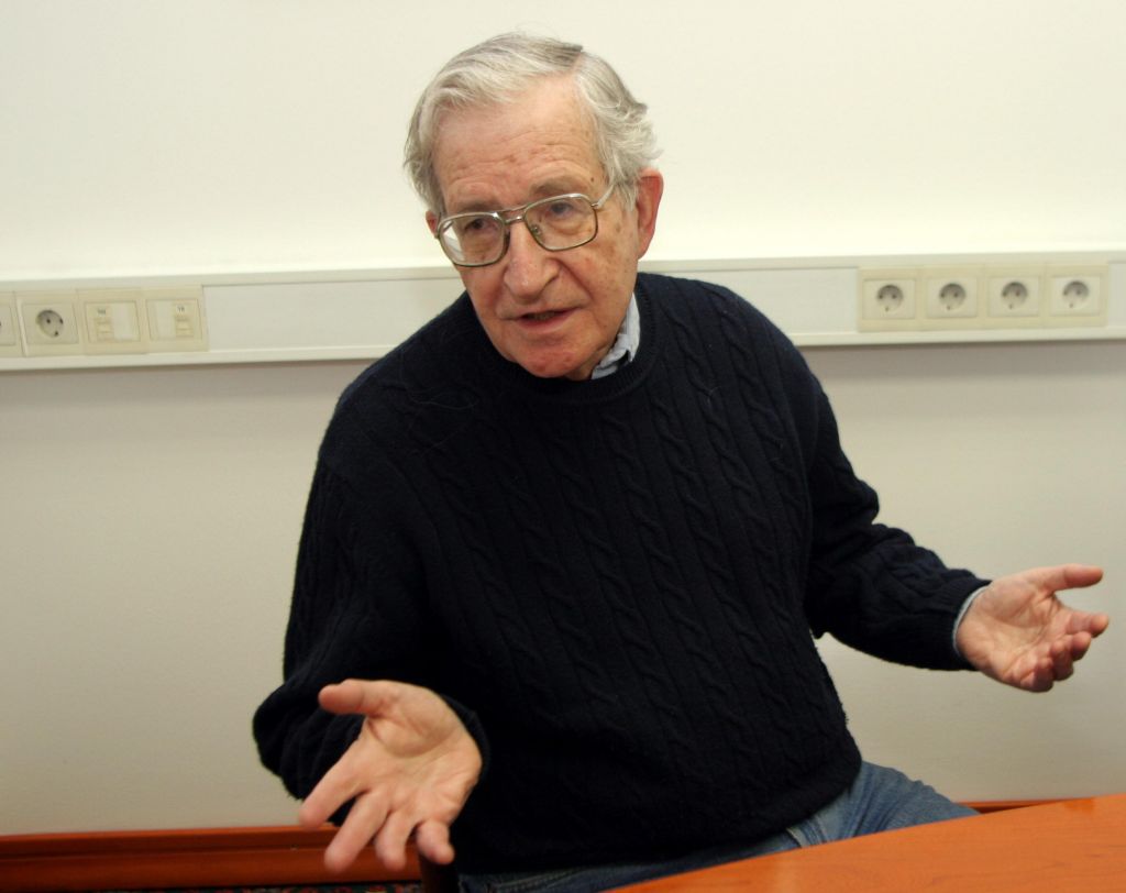 Žižek pozer, Chomsky pa brani Rdeče Kmere 