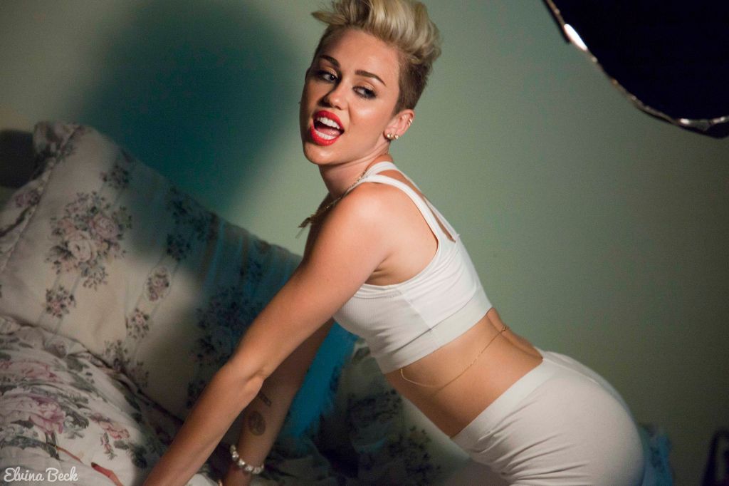 Miley Cyrus: Raje se zakadim, kot napijem