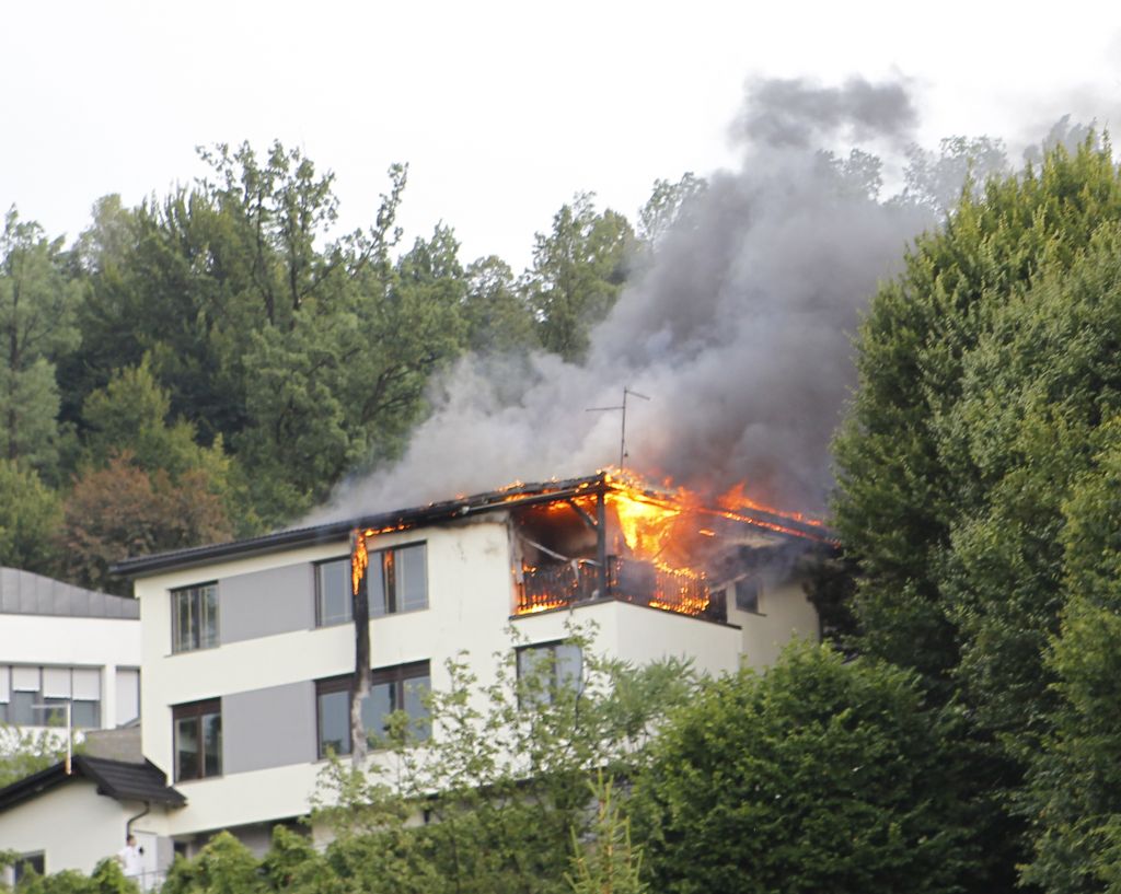 FOTO: Po udaru strele hiša pod Golovcem v plamenih