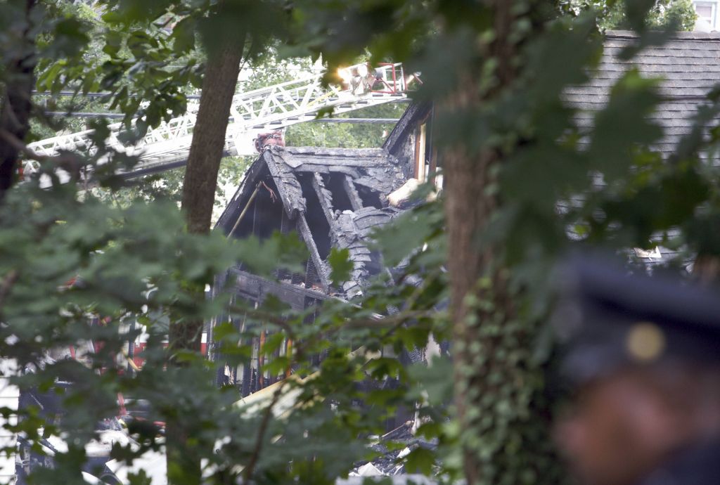 FOTO: Letalo treščilo v dve hiši, med žrtvami tudi otroci