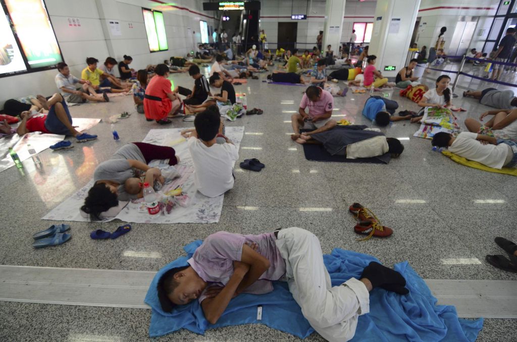 FOTO: Pregrete množice okupirale klimatizirano železniško postajo